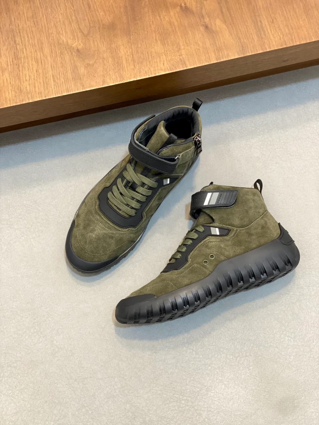Men's shoes 💰860 Prada/Prada's new men's patchwork casual sports boots! The shoe's exquisite stitching outlines a unique geometric texture, and contemporary lines and details reinterpret the classic sports style. The upper is made of ultra-official material, and the lining is full cowhide. It is lightweight, breathable, practical and versatile. The tongue is decorated with the Prada Milano logo, and the logo print is embellished with the laces. It is paired with a 2.5cm two-color rubber sole to create a comfortable wearing experience. Comes with full set of original packaging dust bag! Size: 39-40-41-42-43-44 (45 customized) standard leather shoe size